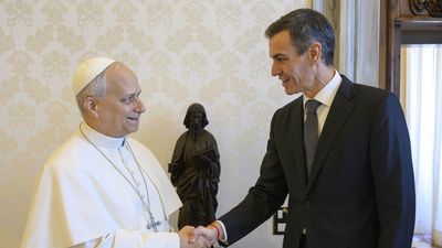 Primer encuentro entre el papa León XIV y Pedro Sánchez a días del viaje del Pontífice a España