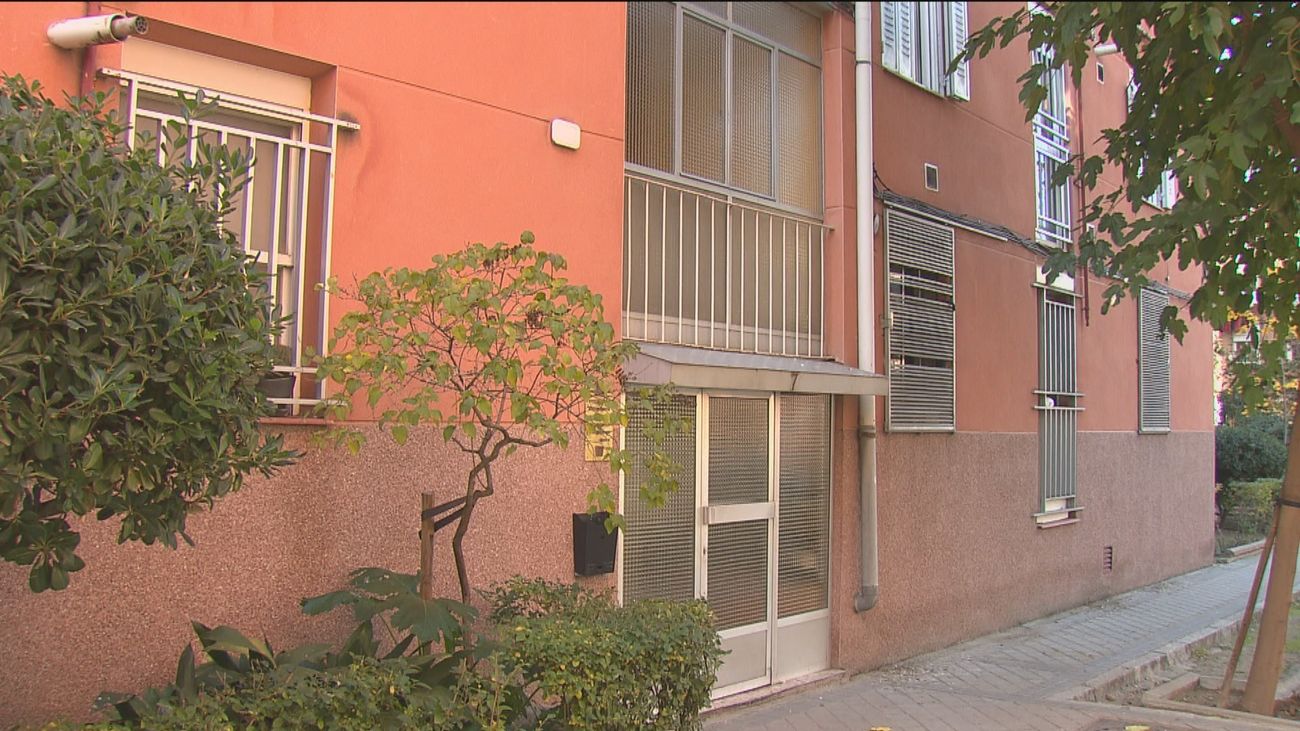 Portal del edificio donde se cometió el crimen de Leticia en Vallecas en 2023