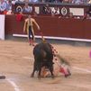 El banderillero Víctor Manuel Martínez se va a la enfermería tras ser cogido en el quinto