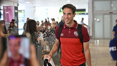 Aplausos y ánimos para Íñigo Pérez en la vuelta del Rayo Vallecano a Madrid