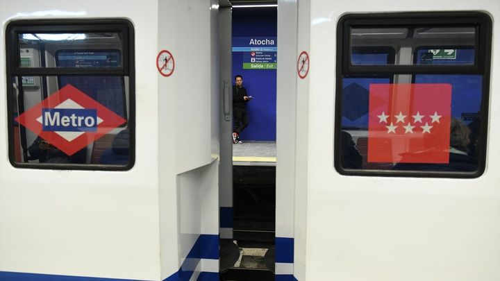 Dos vagones de Metro de Madrid de la línea 1