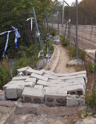 Muro derribado en un tramo del camino entre Colonia Jardín (Madrid) y Pozuelo de Alarcón / AYTO POZUELO DE ALARCÓN