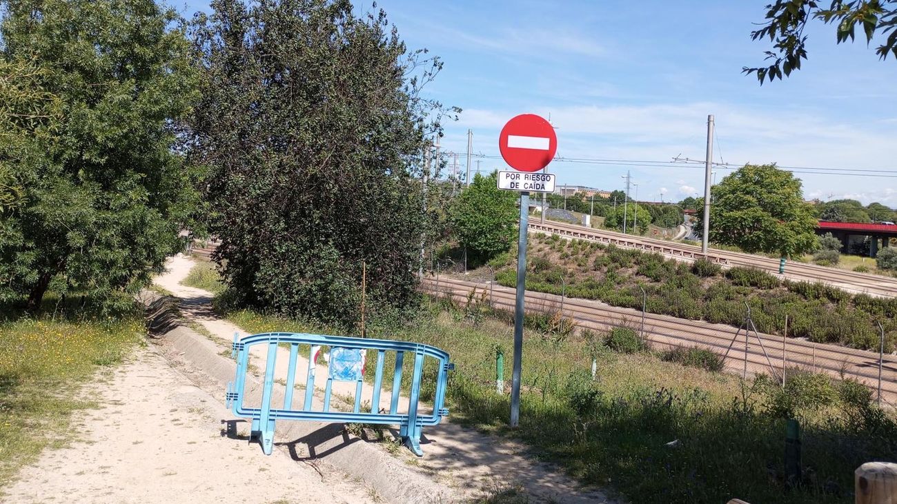 Valla y señal colocados por el Ayuntamiento de Pozuelo de Alarcón