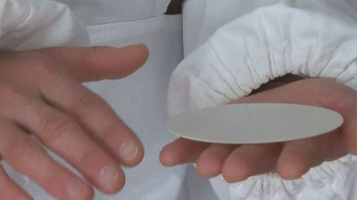 Así elaboran las  miles de hostias consagradas que se entregarán en la Misa del Corpus en Cibeles