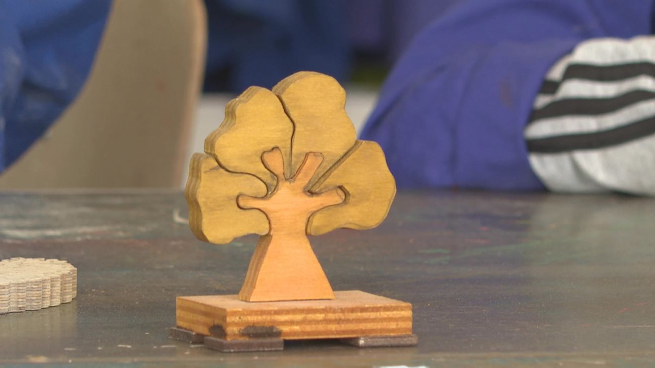 Un árbol de la esperanza tallado a mano: el regalo de un centro de recuperación de adicciones a León XIV