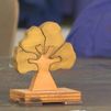 Un árbol de la esperanza tallado a mano: el regalo de un centro de recuperación de adicciones a León XIV