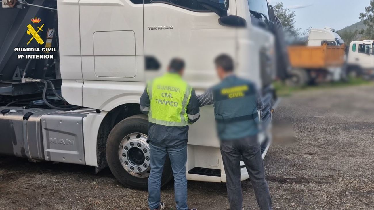 Inspección de vehículos de la Guardia Civil de tráfico