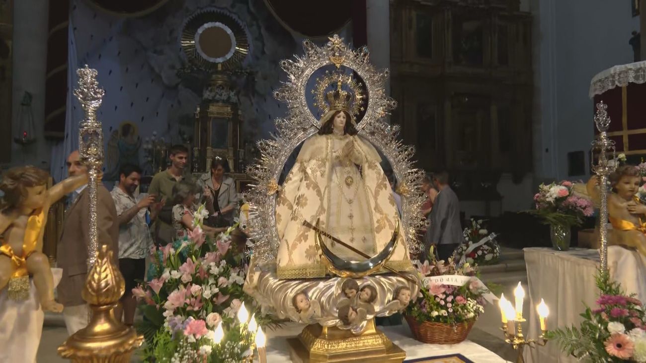 Getafe celebra el tradicional paso de los niños por de la Virgen de los Ángeles