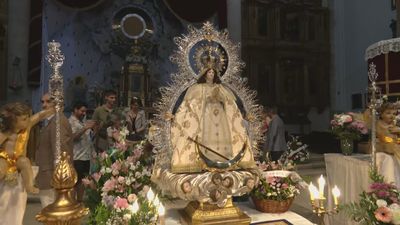 Getafe celebra el tradicional paso de los niños por el manto de la Virgen de los Ángeles