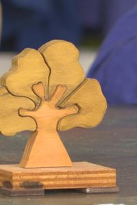 Un árbol de la esperanza tallado a mano: el regalo de un centro de recuperación de adicciones a León XIV