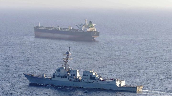 Irán lanza disparos de advertencia contra buques infractores en el Estrecho de Ormuz