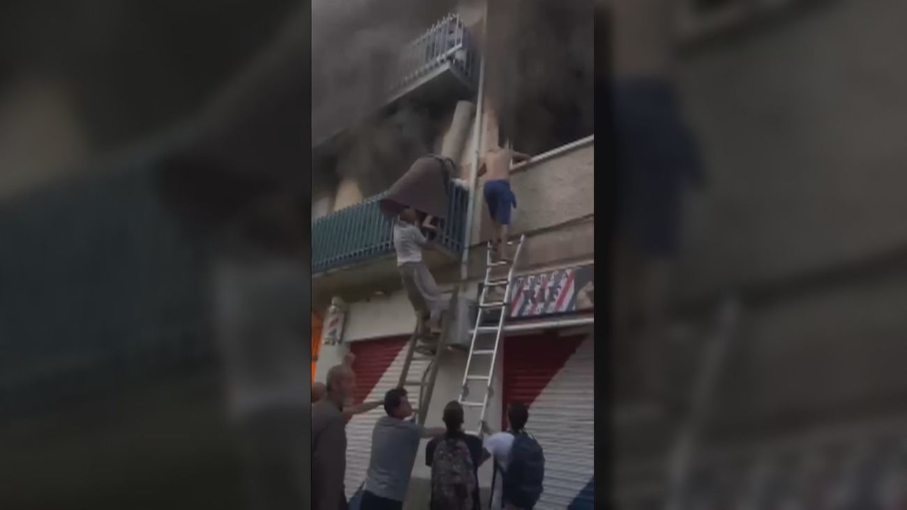 Así ayudan los vecinos de Valdemorillo a los dueños de un piso afectado por el fuego