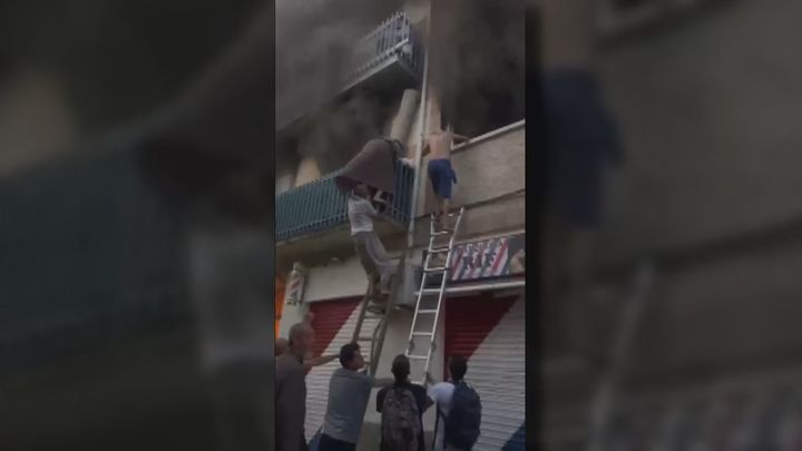 Así ayudan los vecinos de Valdemorillo a los dueños de un piso afectado por el fuego