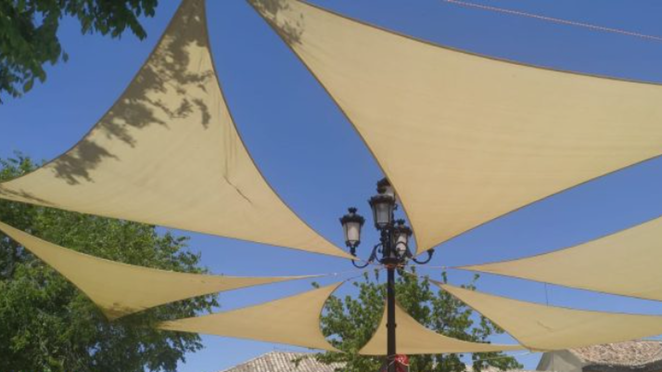 Toldos instalados en la Plaza de la Constitución de Casarrubuelos