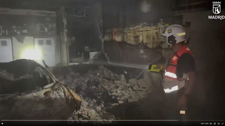 Complicada extinción de un incendio en un garaje comunitario de Las Tablas