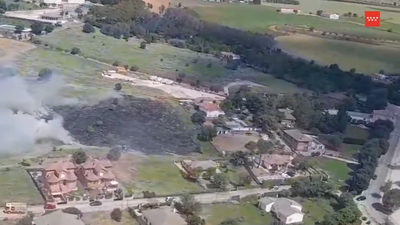 Controlado un incendio de pastos que amenazaba a varias viviendas en Santorcaz
