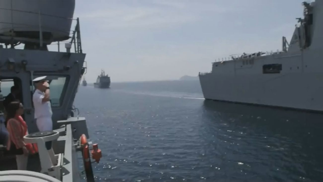 Felipe VI preside una revista naval en aguas de la Ría de Vigo
