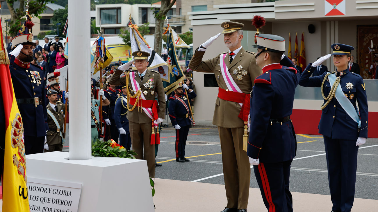 Vigo se vuelca con las Fuerzas Armadas en un desfile que brilla a medias sin aviones y sin salto paracaidista