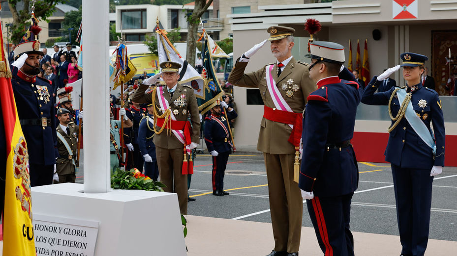Vigo se vuelca con las Fuerzas Armadas en un desfile que brilla a medias sin aviones y sin salto paracaidista