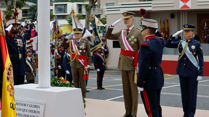 Vigo se vuelca con las Fuerzas Armadas en un desfile que brilla a medias sin aviones y sin salto paracaidista