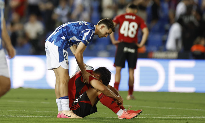 Un jugador del Leganés consuela a un rival / EFE