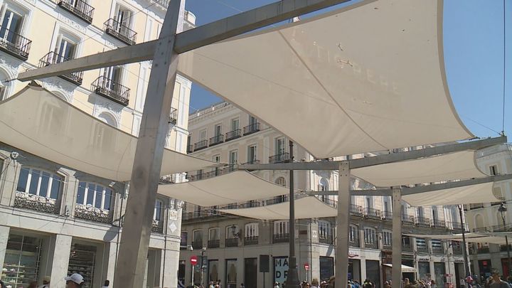 Vuelven los toldos a Sol: 32 grandes lonas de tela darán sombra en la capital