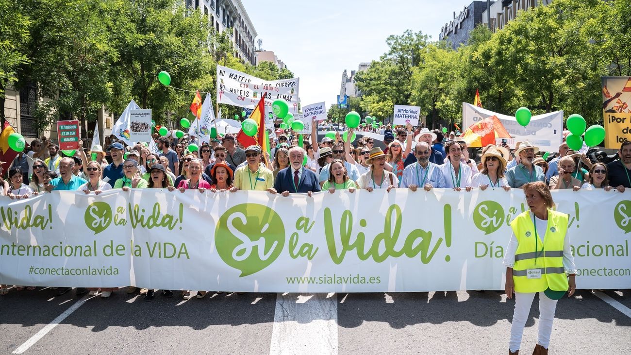 La plataforma 'Sí a la Vida' se manifiesta contra el blindaje del aborto en la Constitución y la ley de eutanasia