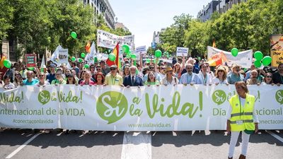 La plataforma 'Sí a la Vida' se manifiesta contra el blindaje del aborto en la CE y la ley de eutanasia