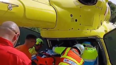 En estado grave un motorista tras salirse de la vía y caer 15 metros en la M-501, en Navas del Rey