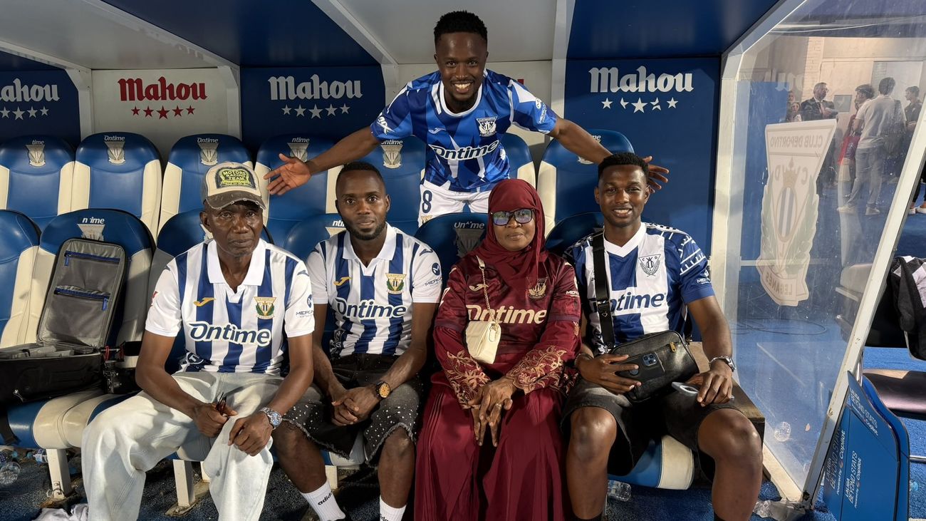 Seydouba Cissé junto a su familia