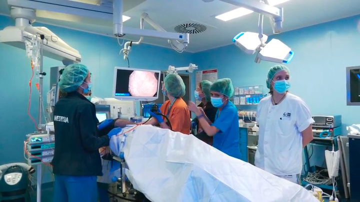 Cientos de médicos  dejan de hacer horas extras para operar