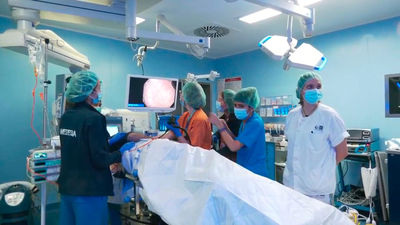 Cientos de médicos  dejan de hacer horas extras para operar