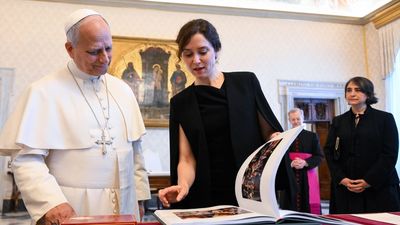 Ayuso ve al papa con "mucha ilusión" ante su viaje a Madrid en su visita al Vaticano