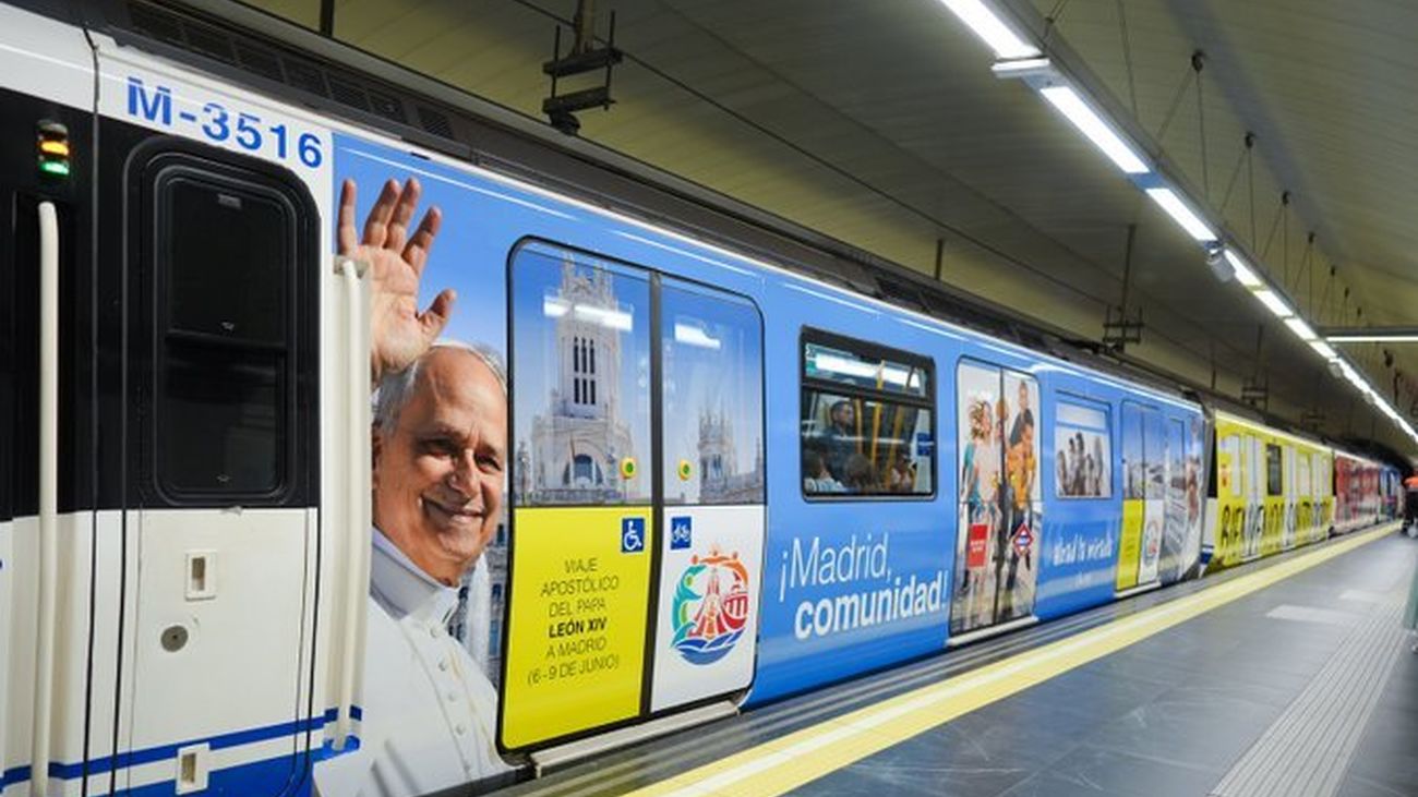 Vagones de Metro con la imagen del Papa