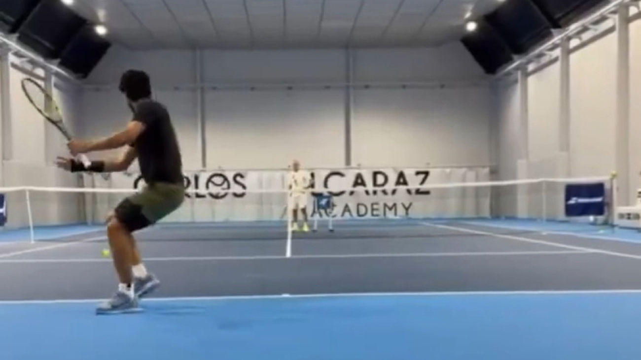 Alcaraz vuelve a entrenarse un mes y medio después, y golpeando la bola con la izquierda