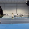 Alcaraz vuelve a entrenarse un mes y medio después, y golpeando la bola con la izquierda