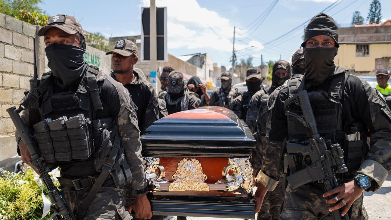 Policías de Puerto Príncipe (Haití) portan el feretro de un compañero