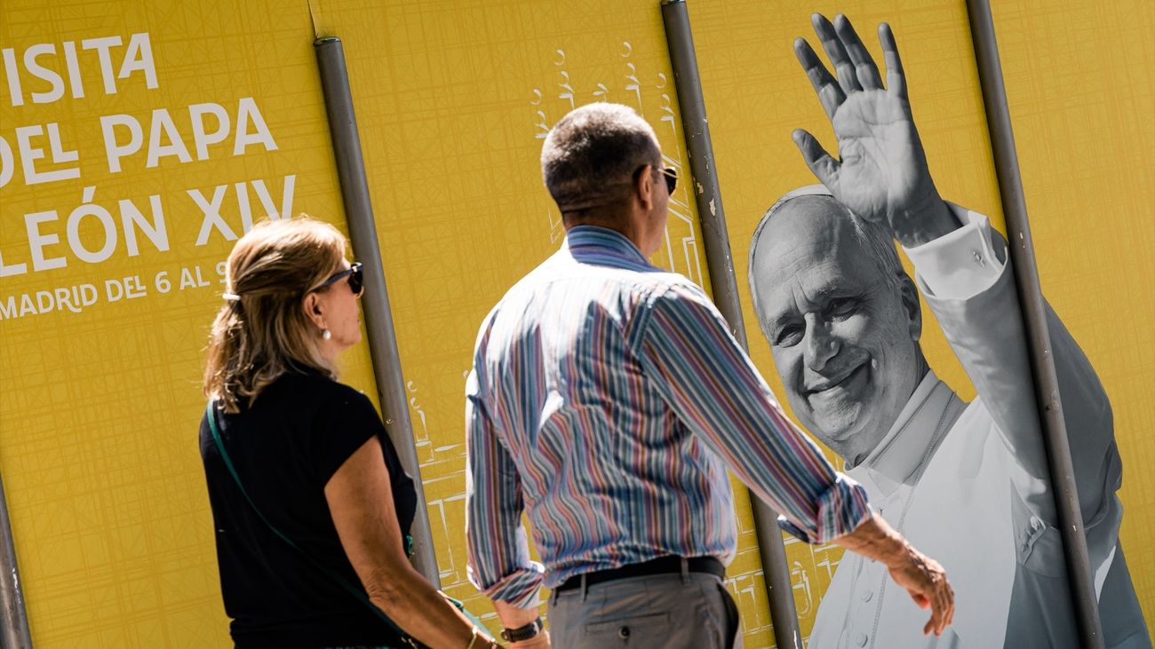 Cartel publicitario visita del Papa