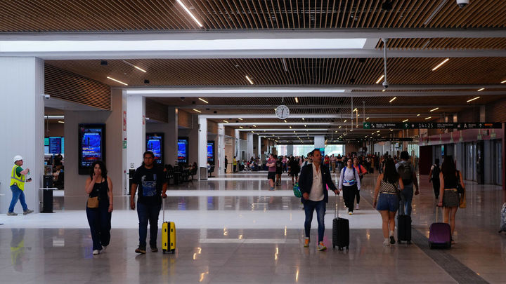 Sánchez y Puente 'inauguran' a solas el nuevo vestíbulo de Chamartín