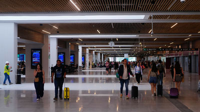 Sánchez y Puente 'inauguran' a solas el nuevo vestíbulo de Chamartín