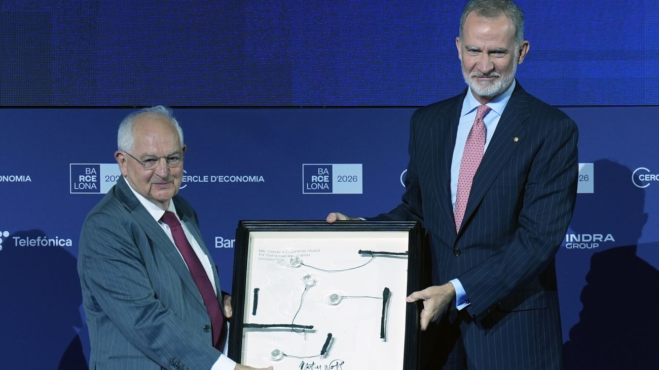 El rey entrega a Martin Wolf el premio del  Circulo de Economía a la Construcción Europea