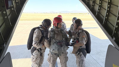 La princesa Leonor completa su formación paracaidista
