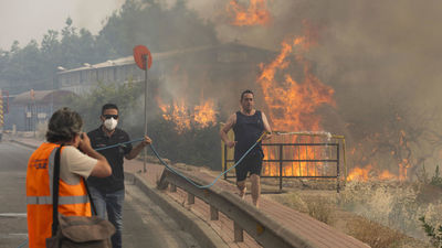 La UME se incorpora a la extinción del incendio de Los Garres (Murcia) que obliga a desalojos preventivos