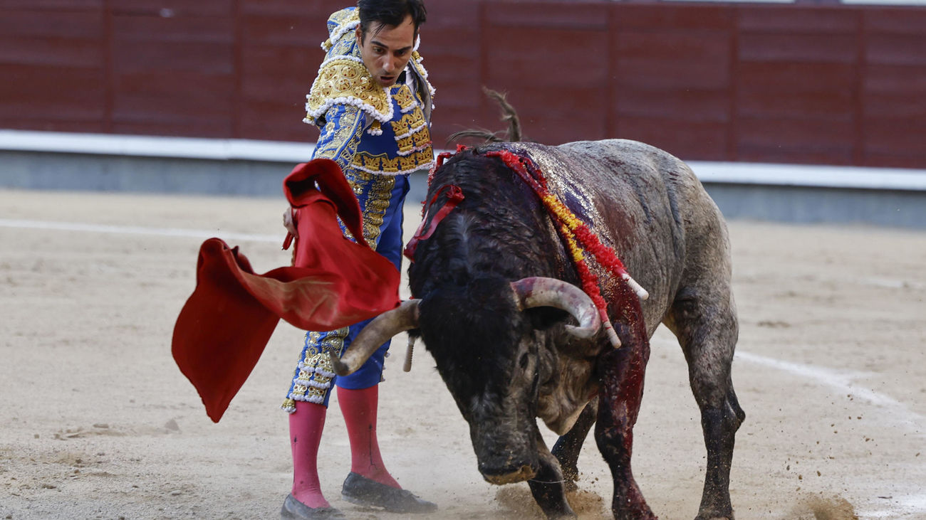 El diestro Gómez del Pilar da un pase con la muleta al segundo de los de su lote