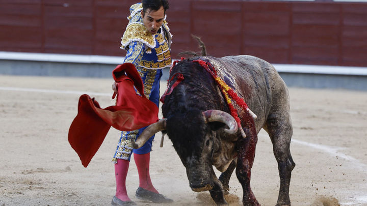El diestro Gómez del Pilar da un pase con la muleta al segundo de los de su lote