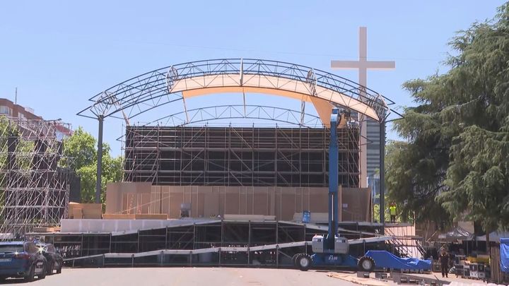 Montaje del escenario preparado en la plaza de Lima