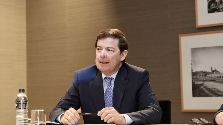 El presidente del PPCyL, Alfonso Fernández Mañueco, durante una reunión, en las Cortes de Castilla y León,