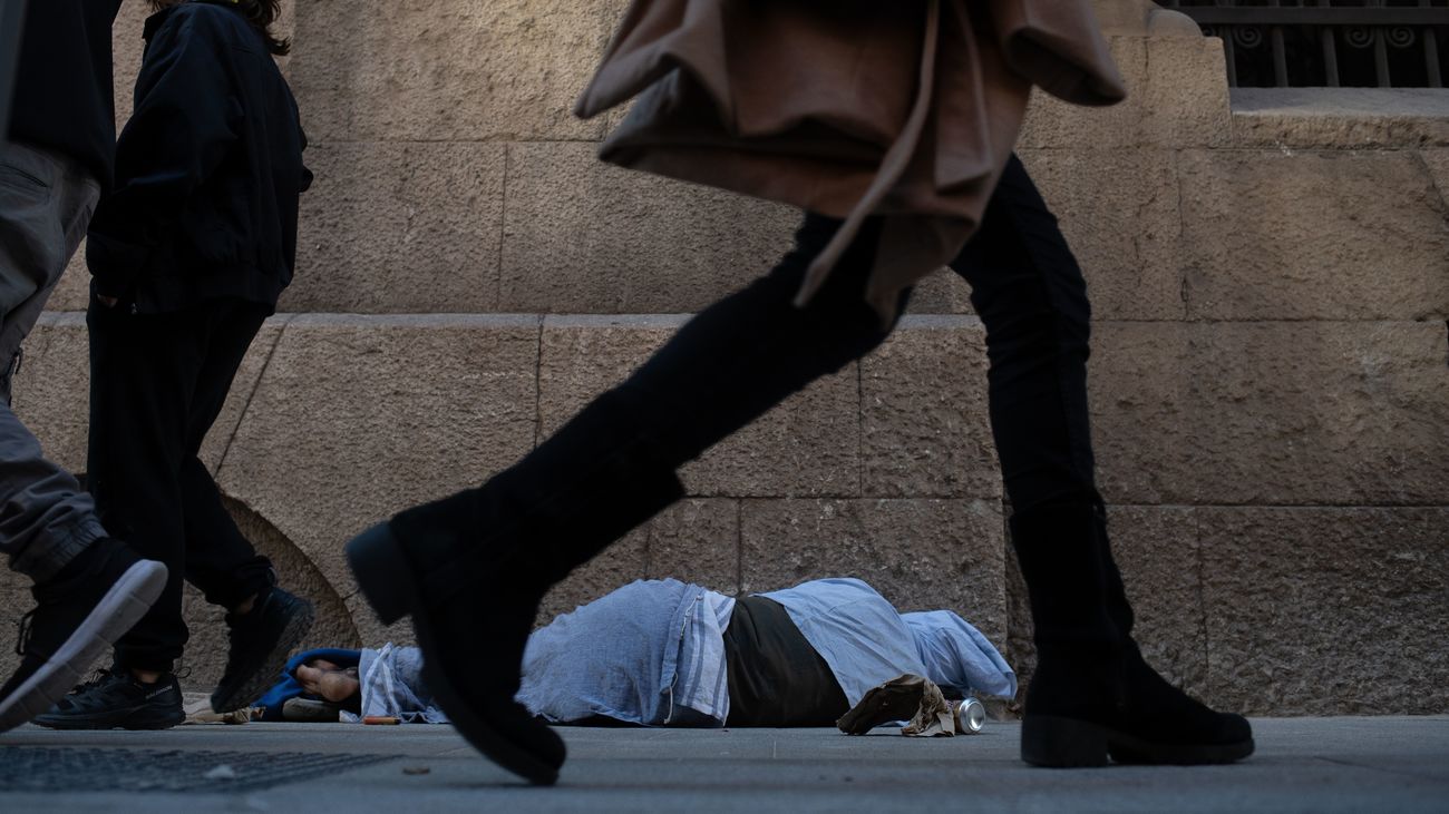 Una persona durmiendo en la calle