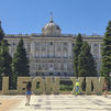 Madrid instala letras florales con el nombre del Papa en el Palacio Real
