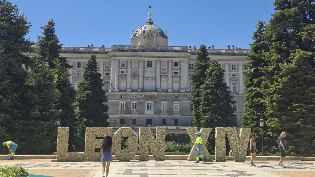 Madrid instala letras florales con el nombre del Papa en el Palacio Real